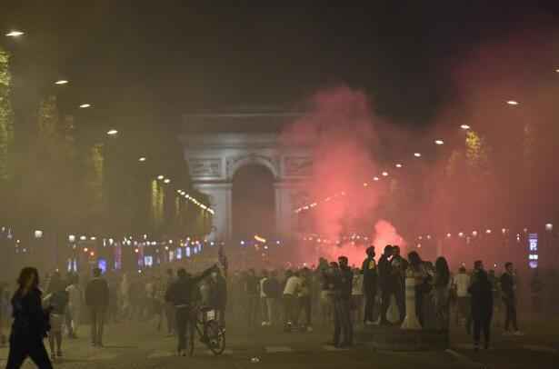  队报：香榭丽舍大街爆发球迷骚乱 巴黎警方催泪弹疏散人群