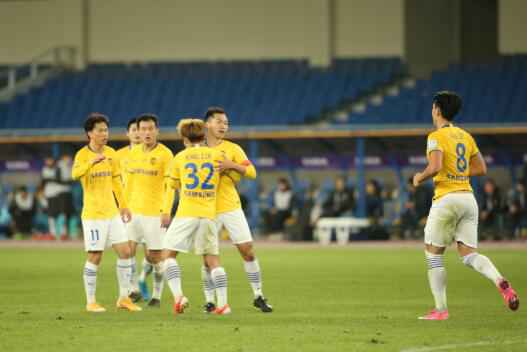 足协杯-吴曦破门苏宁2-0淘汰昆山 半决赛将战泰达