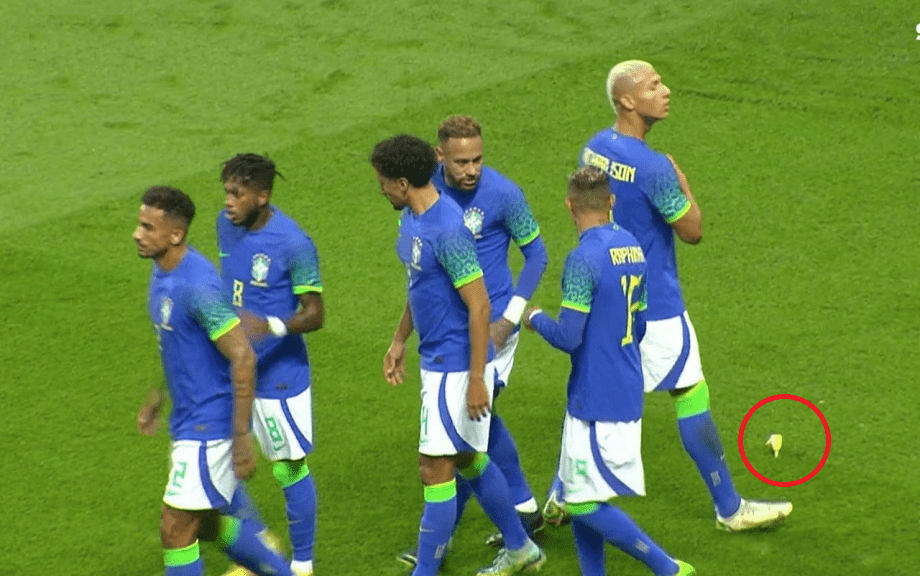  巴西队进球后遭球迷扔香蕉 球员抗议：没黑人没冠军