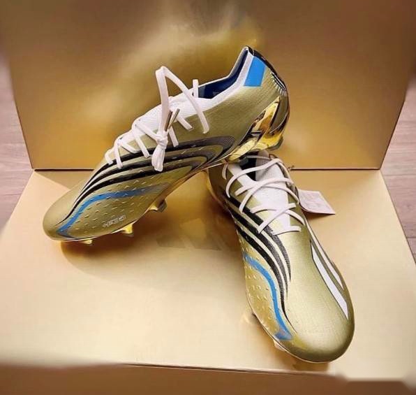  梅西卡塔尔世界杯战靴谍照：梦回2006，金色主体搭配蓝白条纹