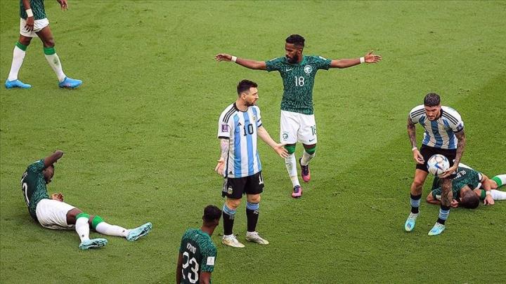  阿根廷爆冷输球，国外球迷：“传中找梅西”可太行了