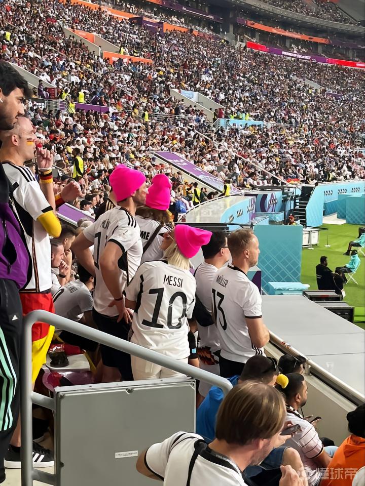  谁不爱梅西呢？德国女球迷身穿印有梅西的德国球衣现场看球